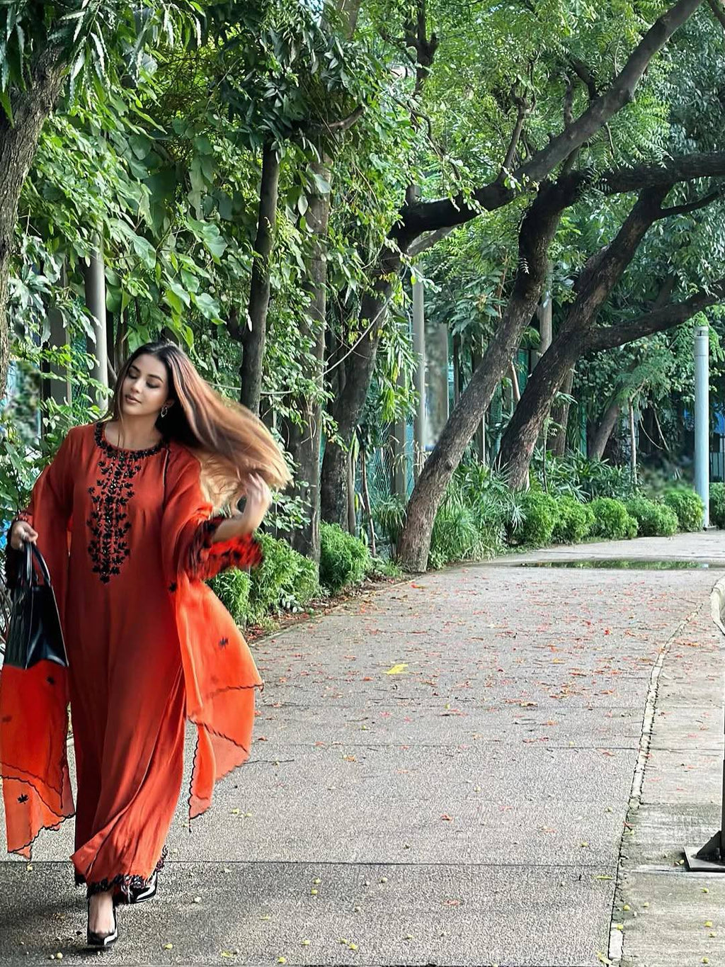 धागे और सेक्विन कढ़ाई के काम के साथ फैंसी टॉप-बॉटम और दुपट्टा