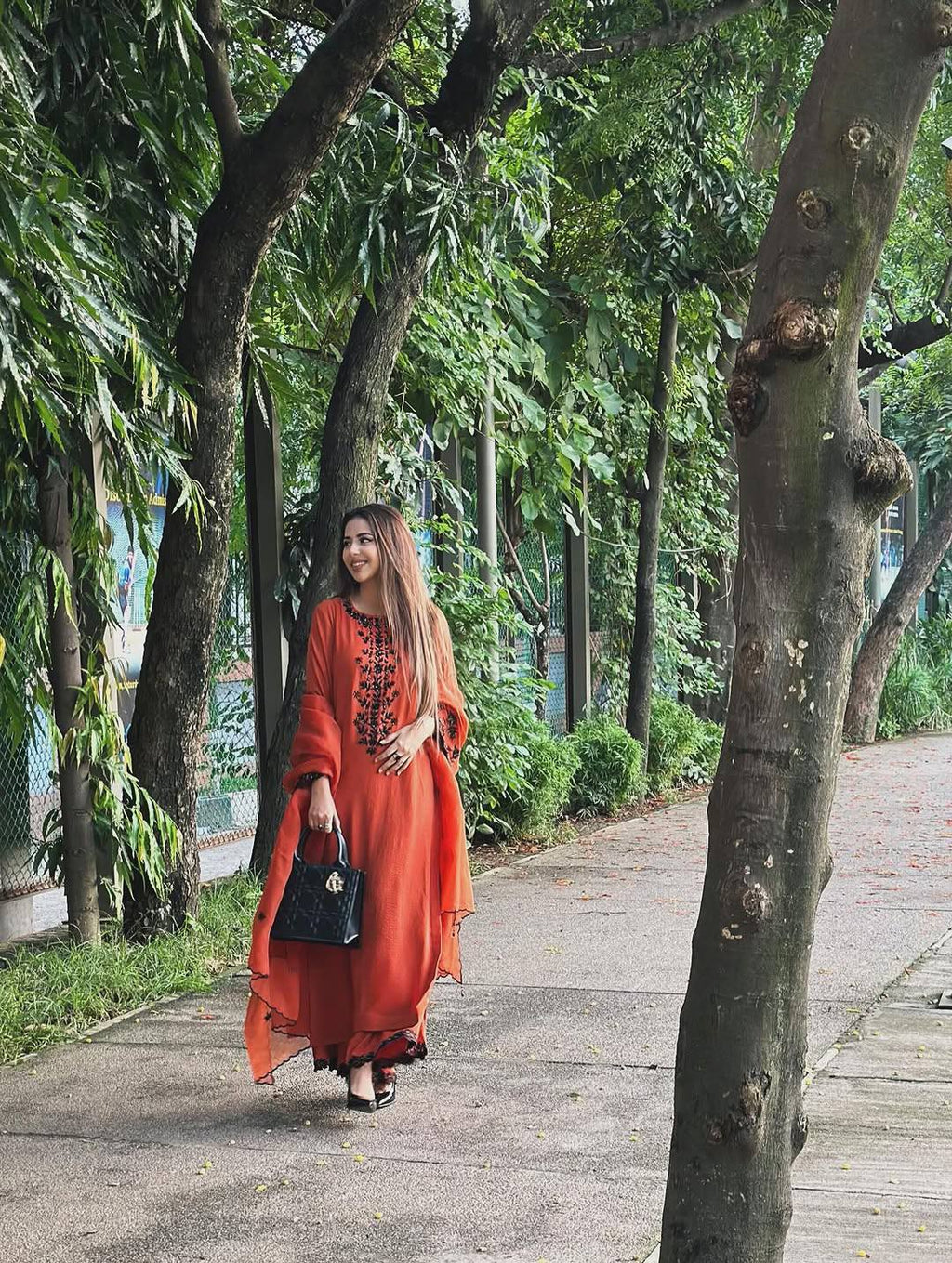 धागे और सेक्विन कढ़ाई के काम के साथ फैंसी टॉप-बॉटम और दुपट्टा