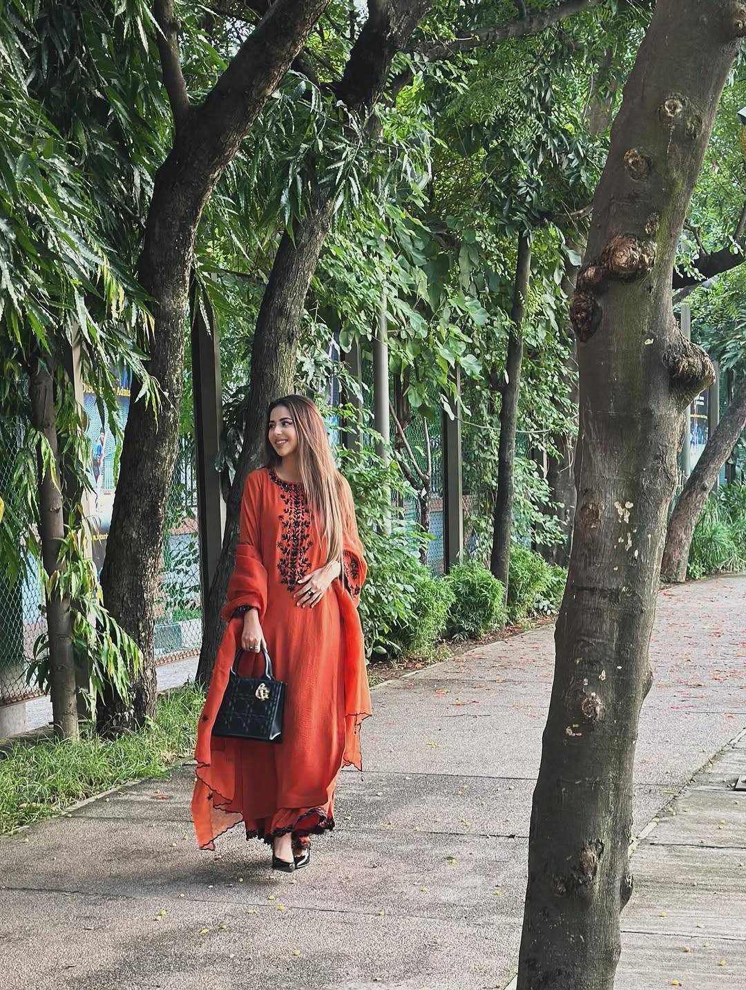 धागे और सेक्विन कढ़ाई के काम के साथ फैंसी टॉप-बॉटम और दुपट्टा