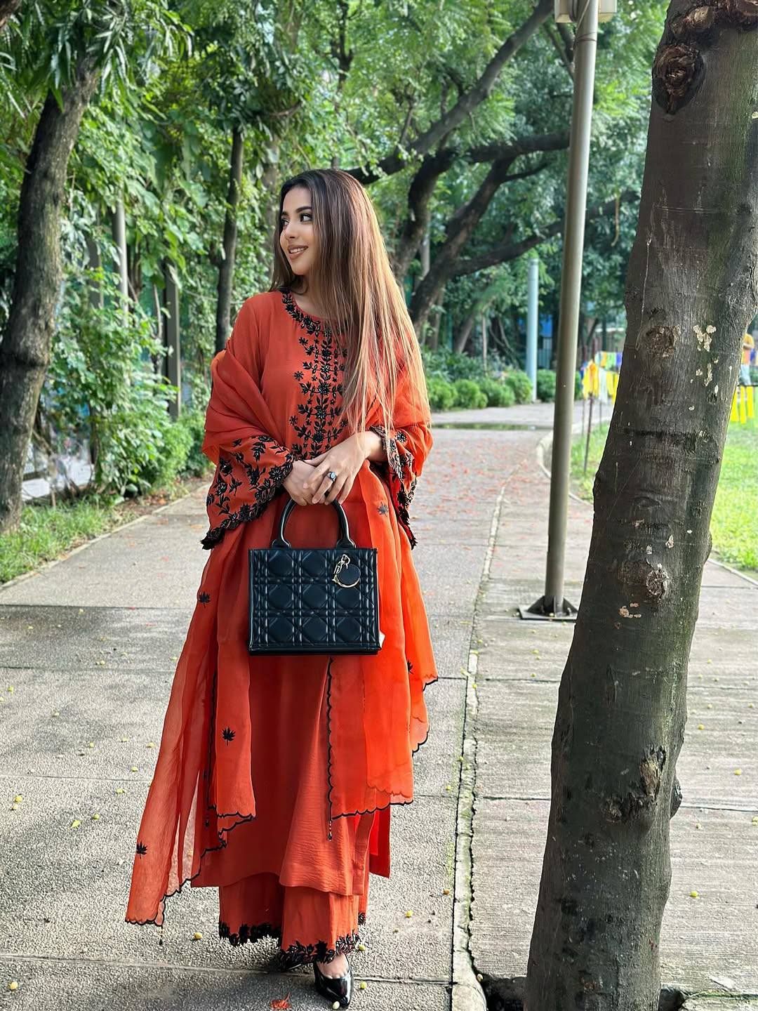 धागे और सेक्विन कढ़ाई के काम के साथ फैंसी टॉप-बॉटम और दुपट्टा