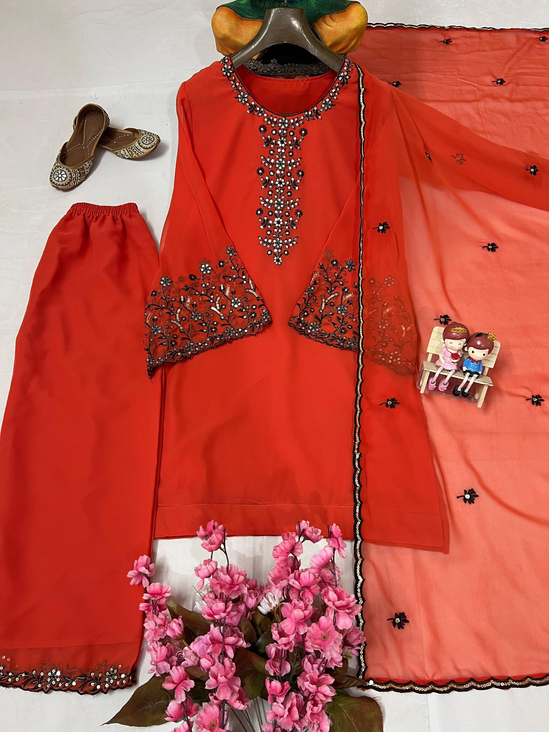 धागे और सेक्विन कढ़ाई के काम के साथ फैंसी टॉप-बॉटम और दुपट्टा