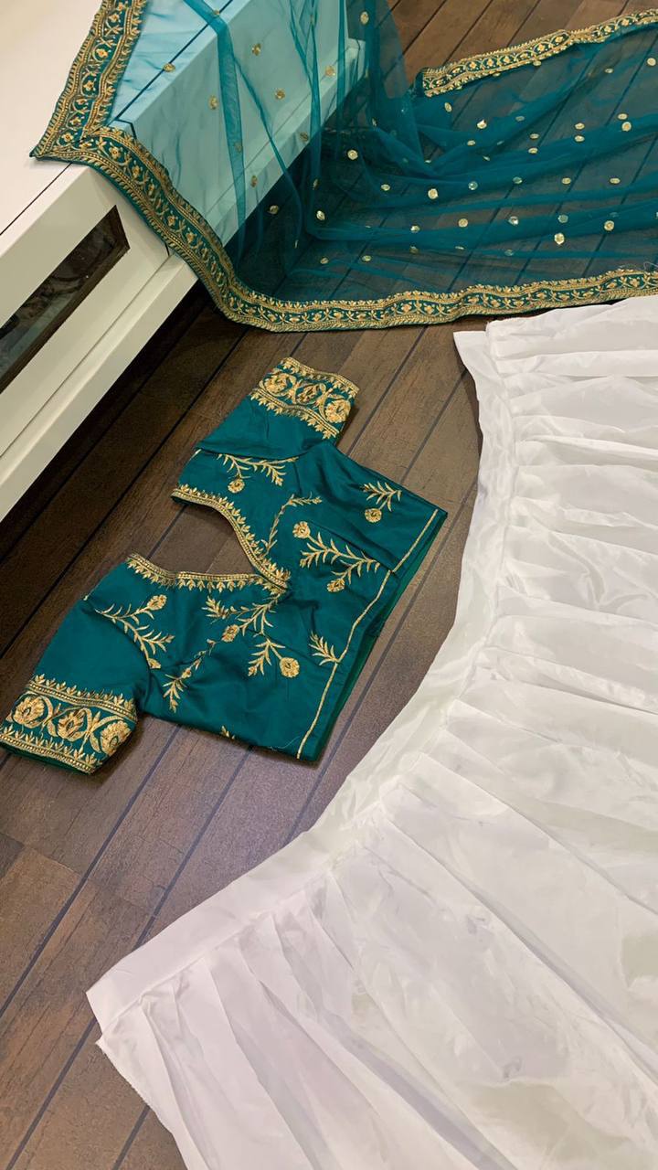 पार्टी वियर डिज़ाइनर लहंगा चोली मोती और कढ़ाई के काम के साथ