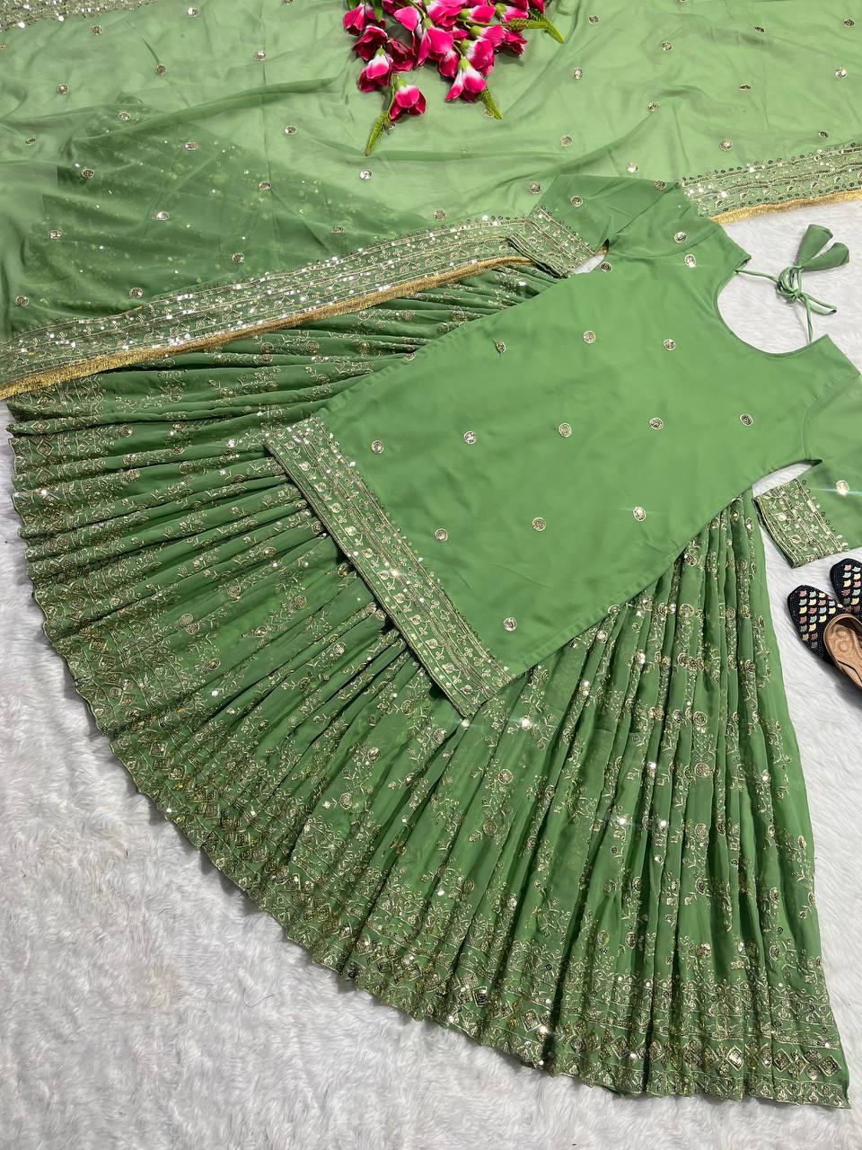 नए फैंसी स्टाइल में डिज़ाइनर पार्टी वियर लहंगा-टॉप