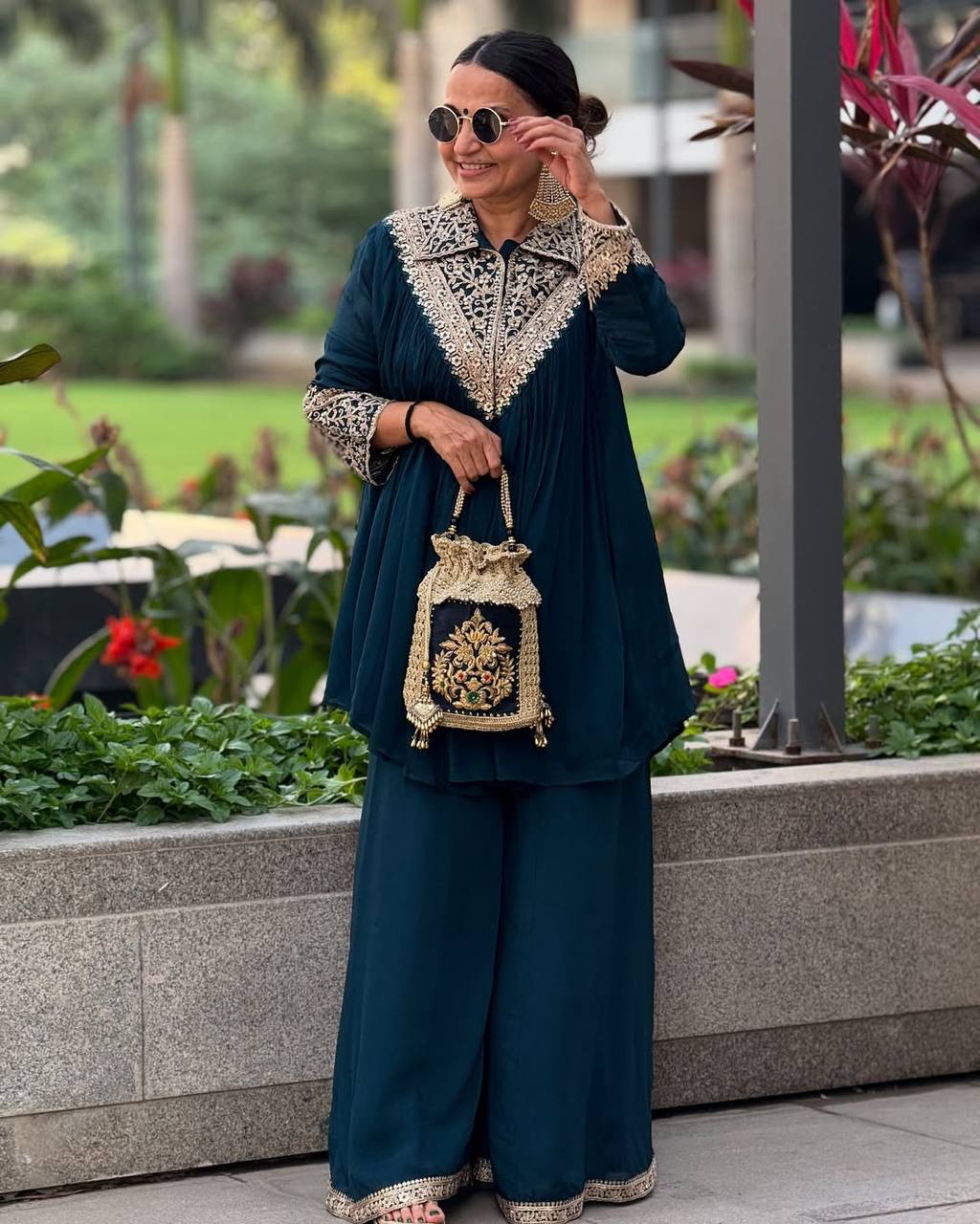 कढ़ाई अनुक्रम कार्य के साथ पार्टी वियर फैंसी टॉप और बॉटम