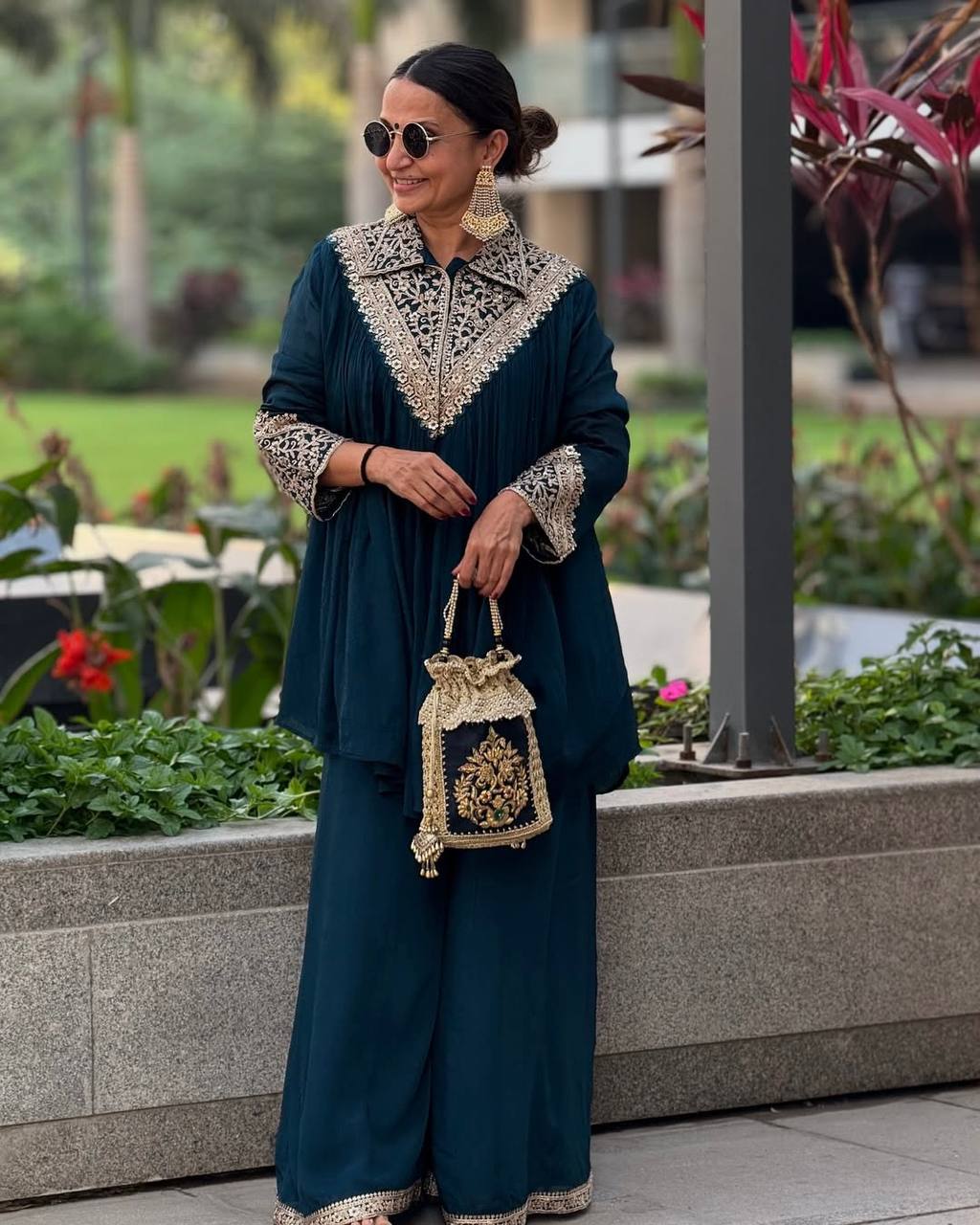 कढ़ाई अनुक्रम कार्य के साथ पार्टी वियर फैंसी टॉप और बॉटम