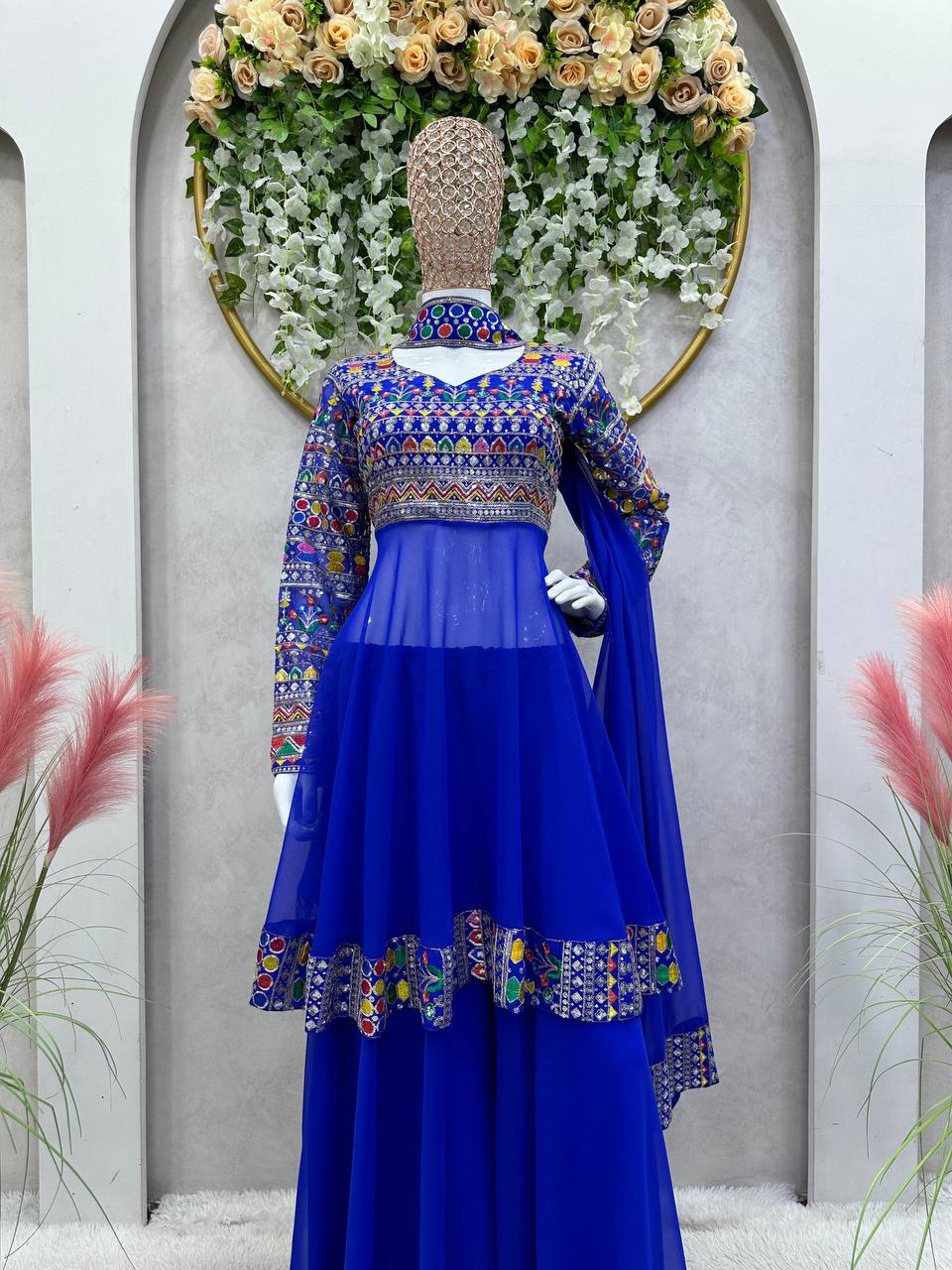 पार्टी वियर लुक टॉप-बॉटम और दुपट्टा थ्रेड और सीक्वेंस वर्क के साथ