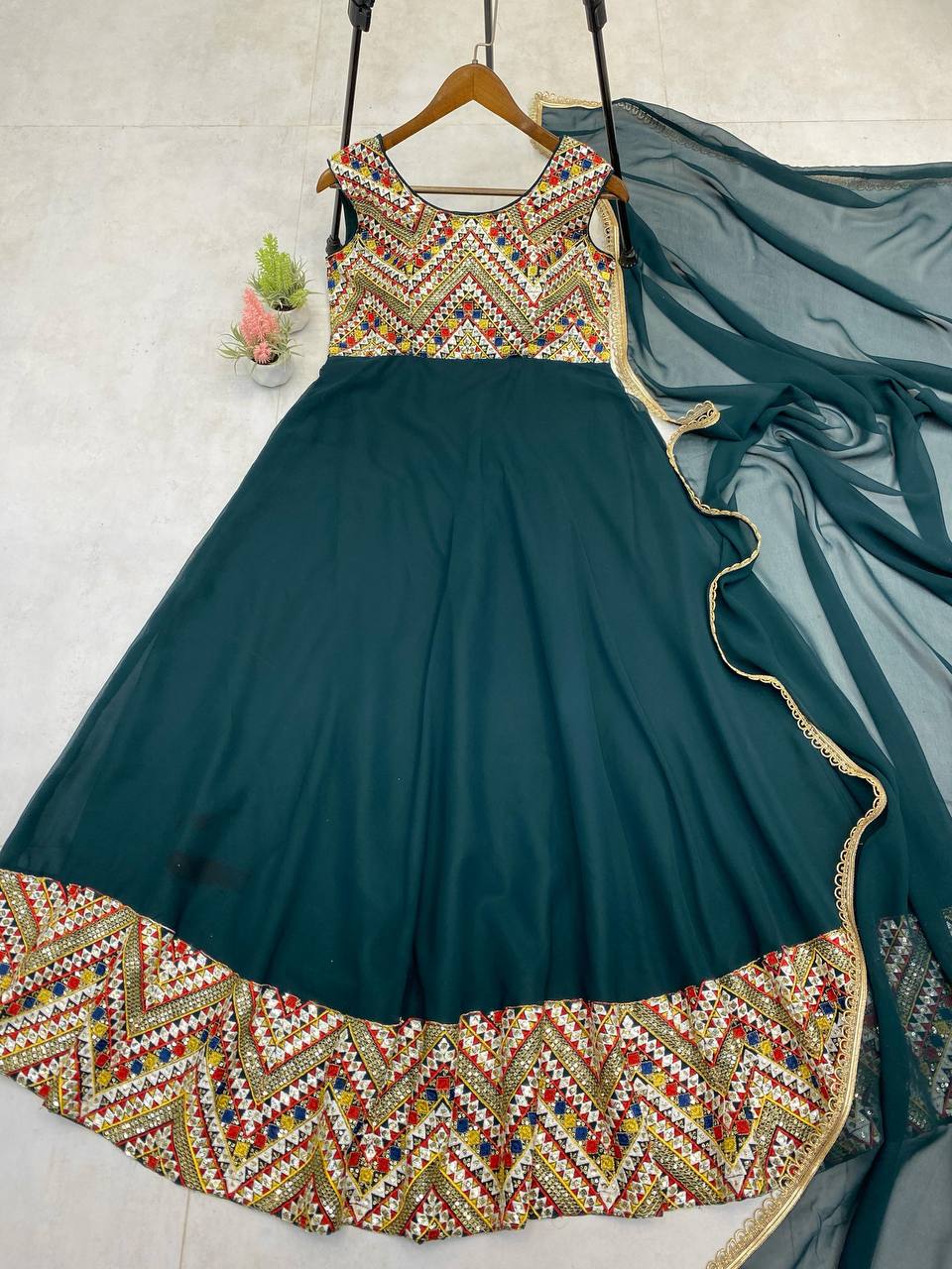 पार्टी वियर डिज़ाइनर अनारकली गाउन खूबसूरत दुपट्टे के साथ