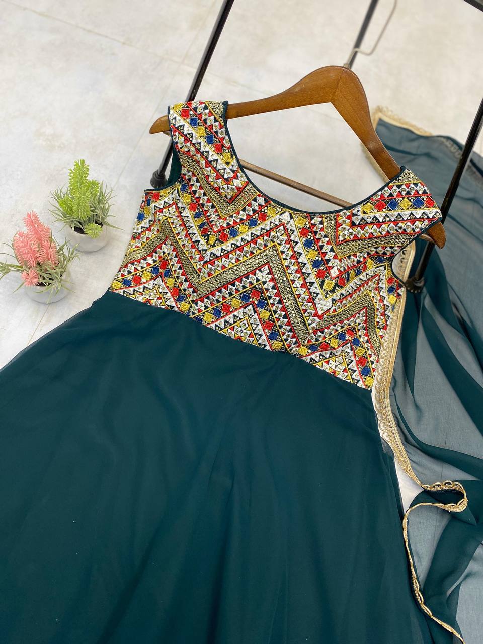 पार्टी वियर डिज़ाइनर अनारकली गाउन खूबसूरत दुपट्टे के साथ