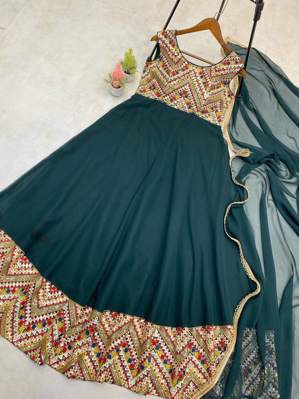 पार्टी वियर डिज़ाइनर अनारकली गाउन खूबसूरत दुपट्टे के साथ