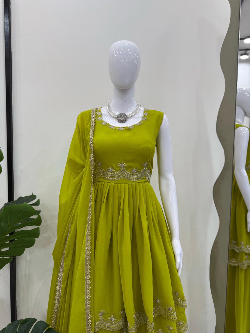 पार्टी वियर डिज़ाइनर सूट सेट थ्रेड और सीक्वेंस वर्क के साथ