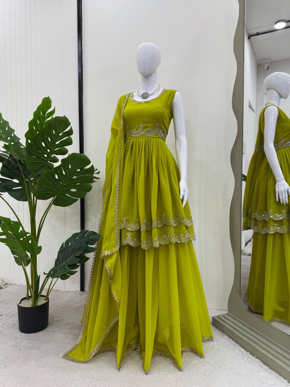 पार्टी वियर डिज़ाइनर सूट सेट थ्रेड और सीक्वेंस वर्क के साथ