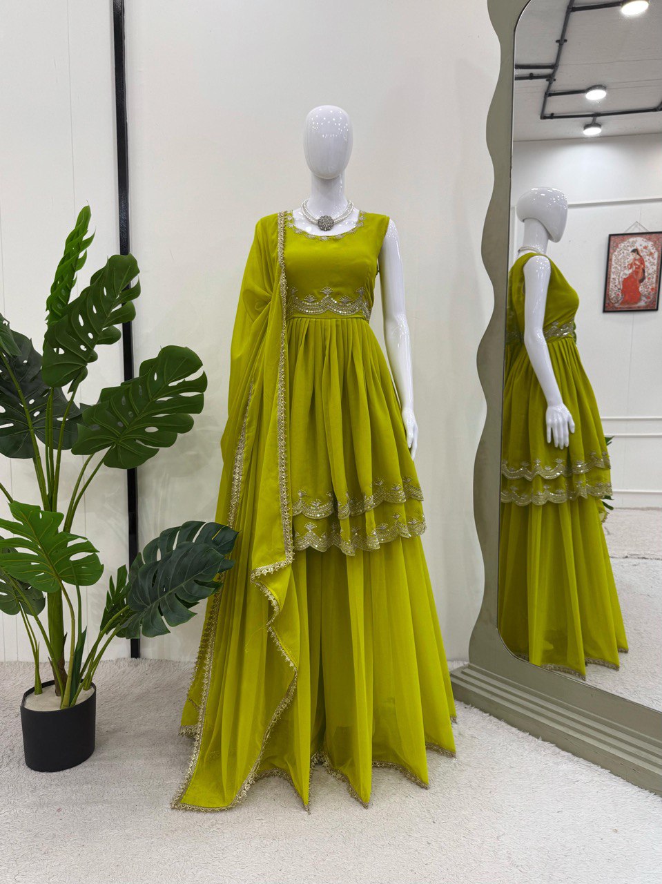 पार्टी वियर डिज़ाइनर सूट सेट थ्रेड और सीक्वेंस वर्क के साथ