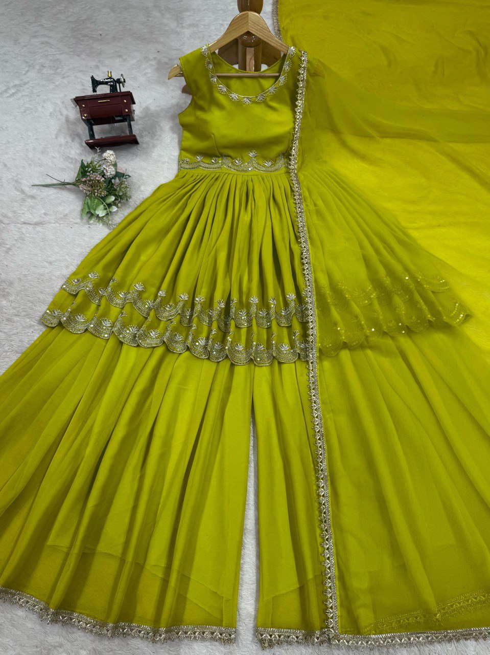 पार्टी वियर डिज़ाइनर सूट सेट थ्रेड और सीक्वेंस वर्क के साथ