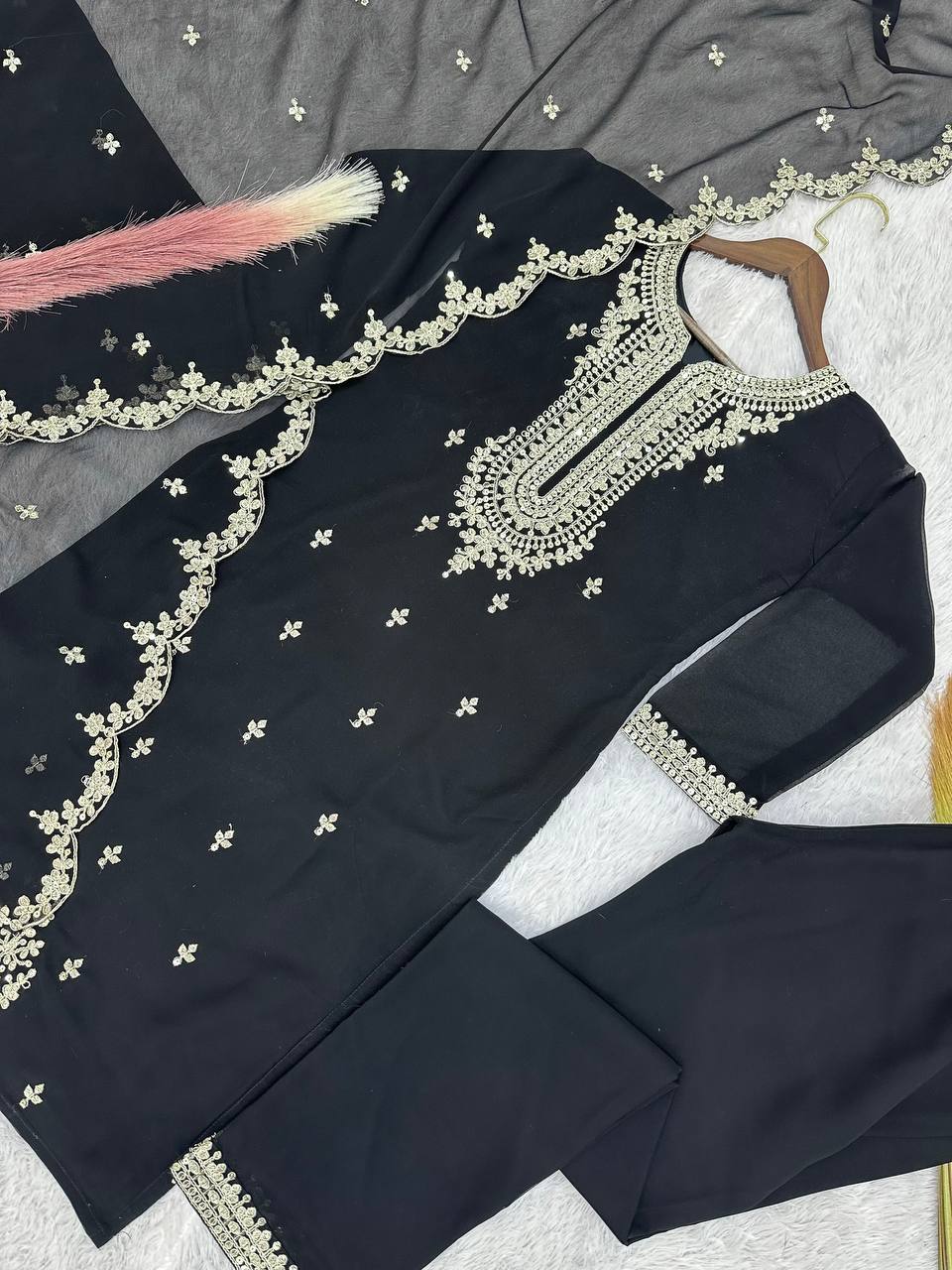 ऊपर-नीचे और दुपट्टे पर कढ़ाई कोडिंग डोरी-सीक्वेंस वर्क