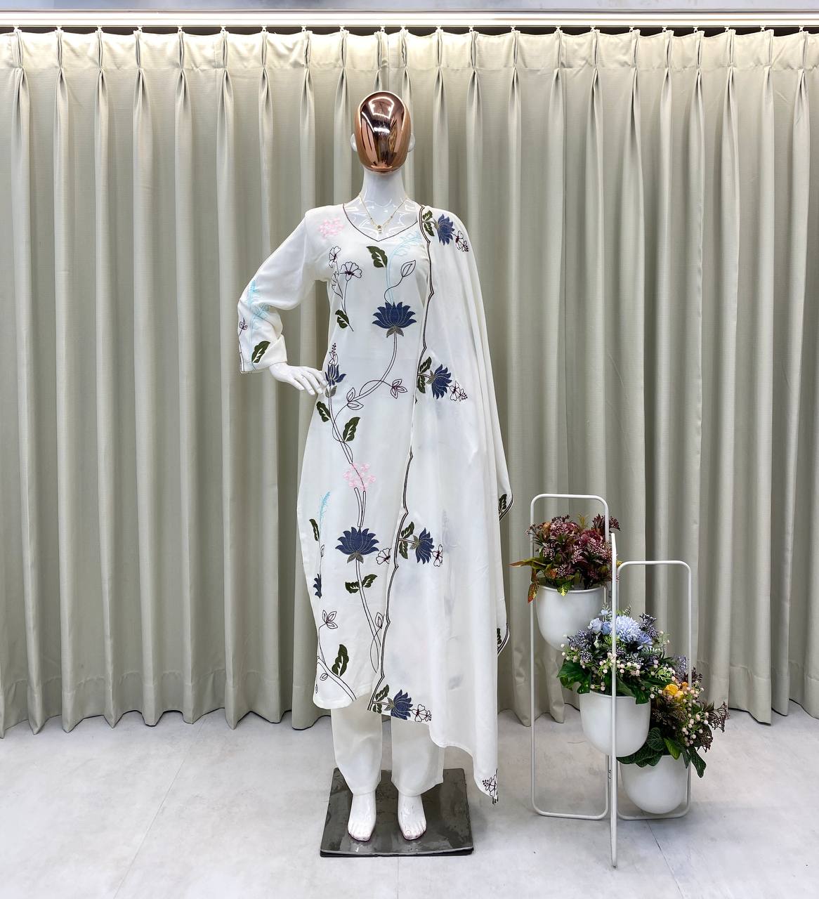 पार्टी वियर लुक: दुपट्टे के साथ टॉप और बॉटम में खूबसूरत दिखें