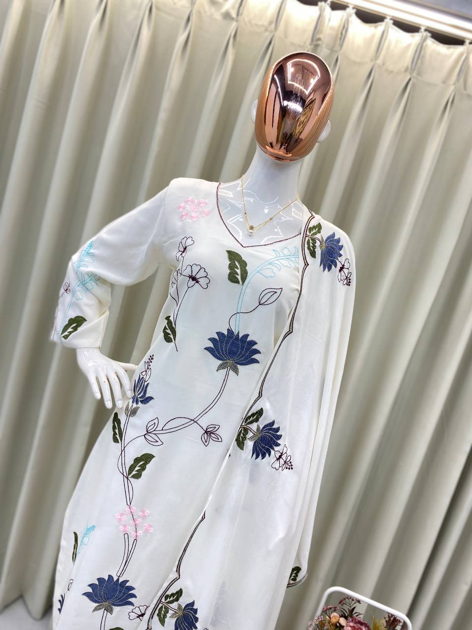 पार्टी वियर लुक: दुपट्टे के साथ टॉप और बॉटम में खूबसूरत दिखें