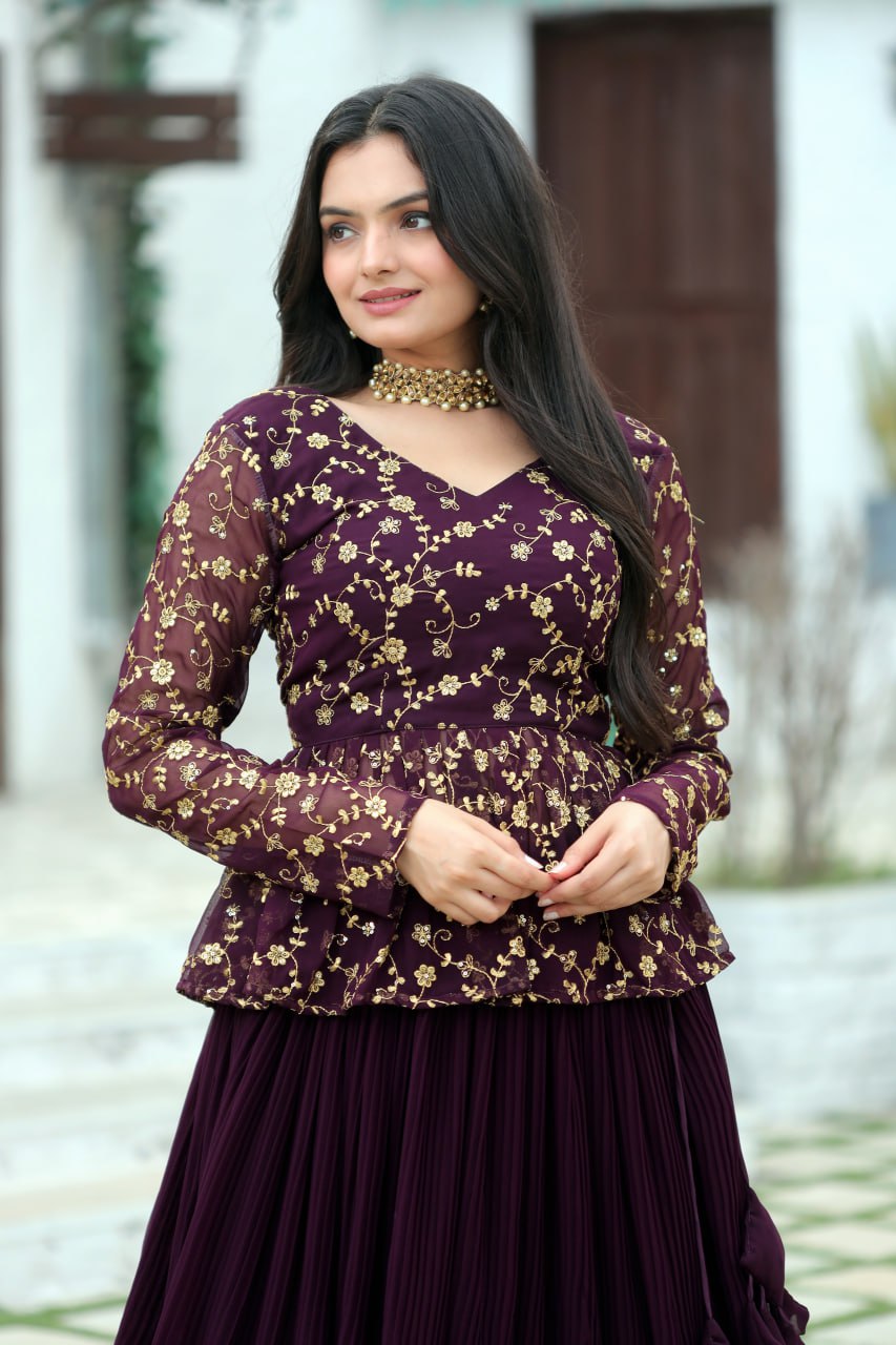 पार्टी वियर लुक टॉप और लहंगा सीक्विन और कढ़ाई के काम के साथ