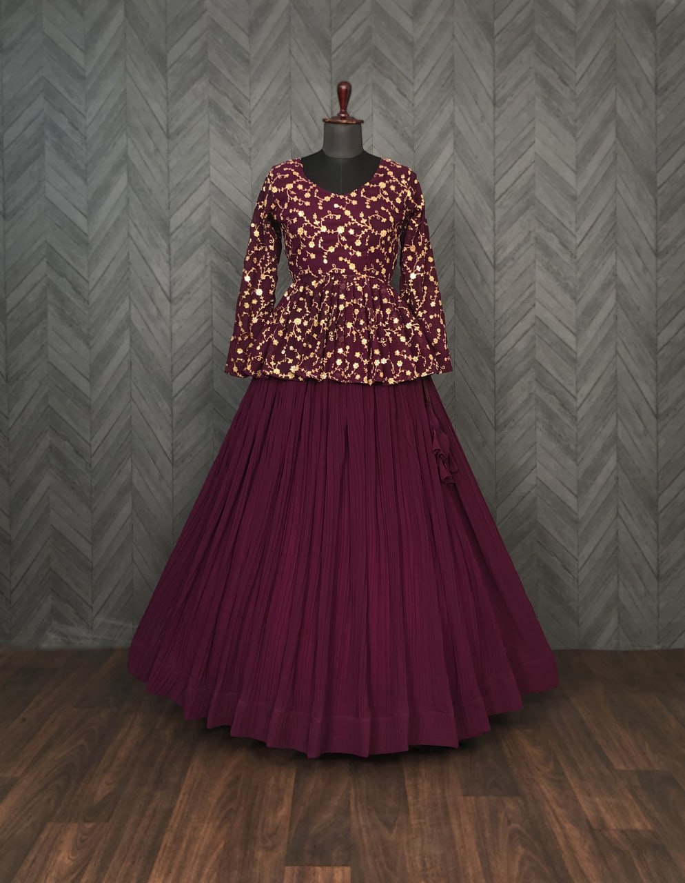 पार्टी वियर लुक टॉप और लहंगा सीक्विन और कढ़ाई के काम के साथ