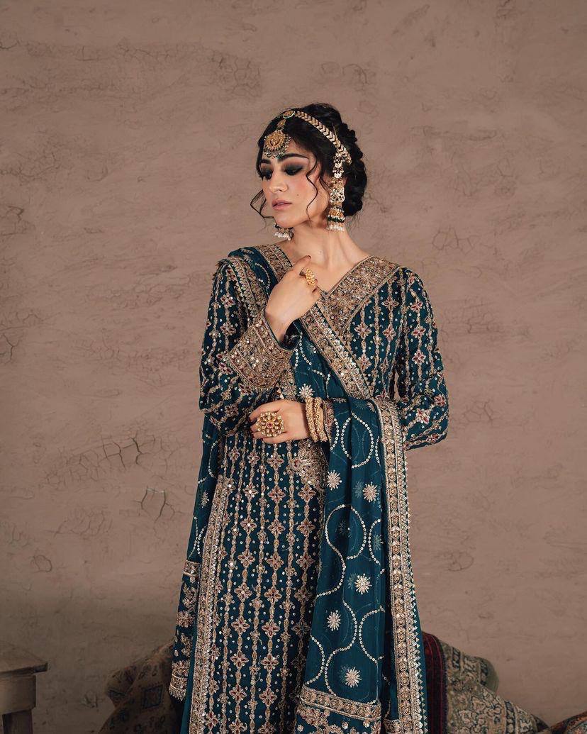 पार्टी वियर लुक डिज़ाइनर टॉप और बॉटम दुपट्टे के साथ