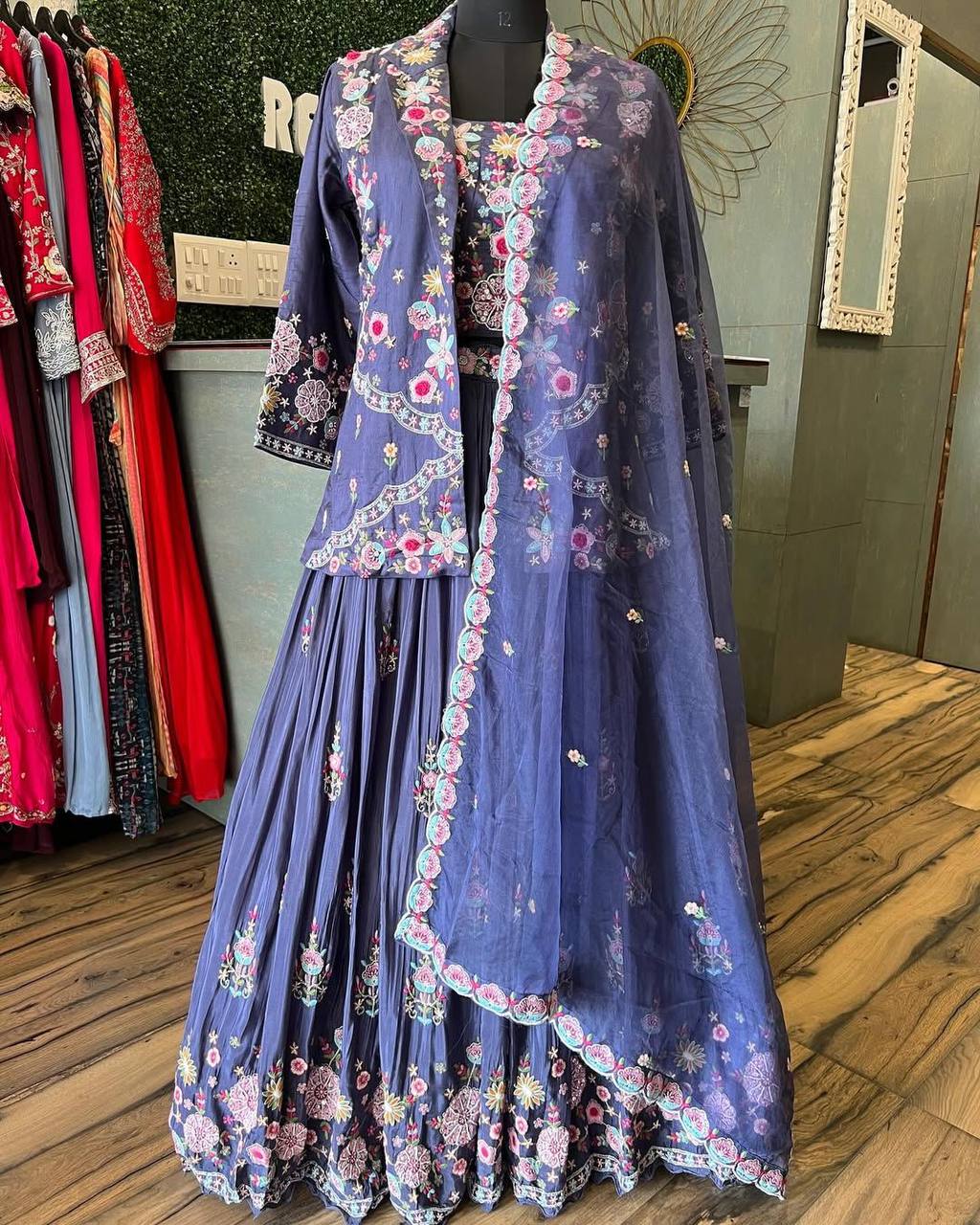 पार्टी वियर लुक डिज़ाइनर कोटी-लहंगा चोली और दुपट्टा