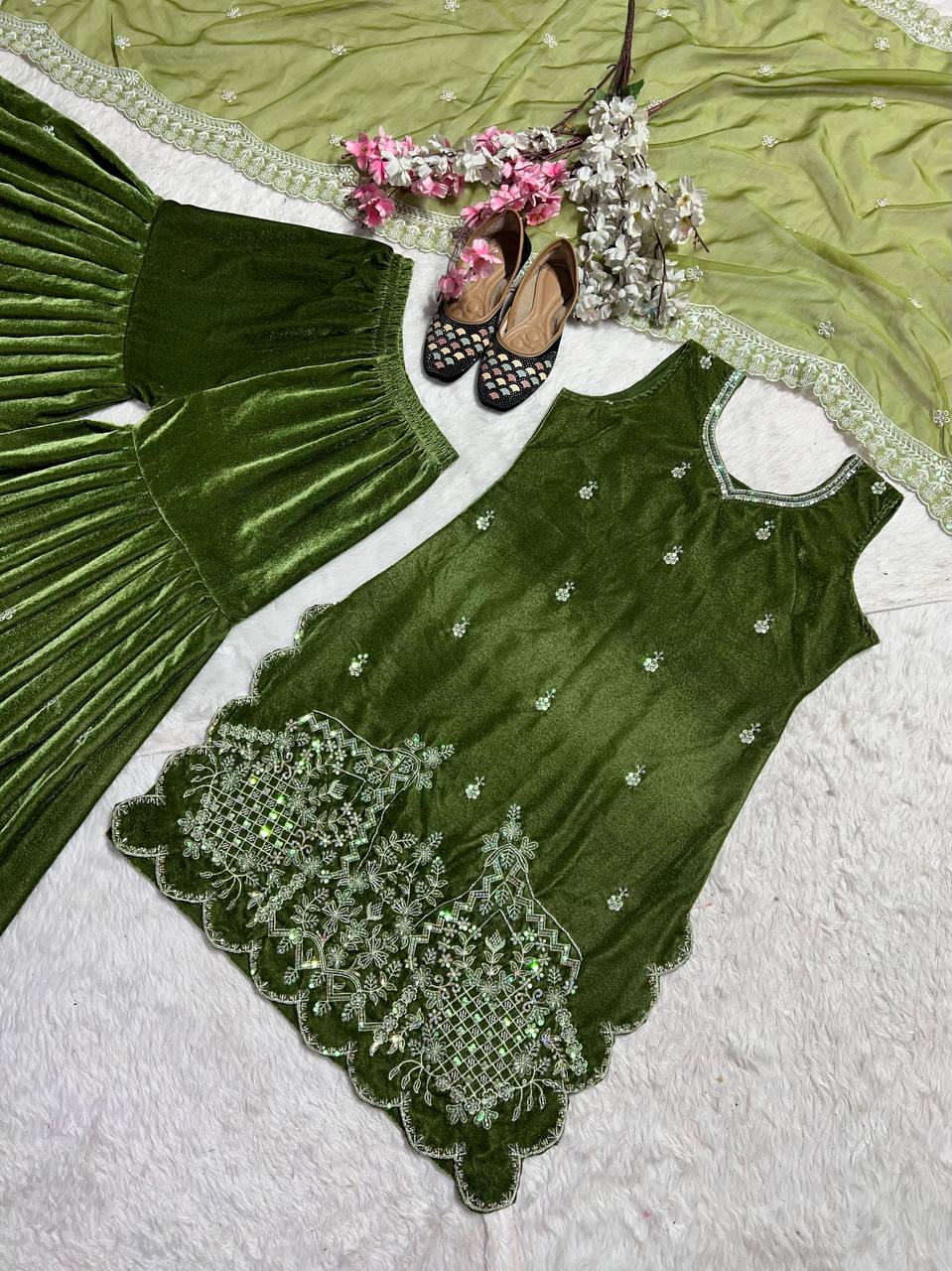 पार्टी वियर सुंदर सूट शरारा और दुपट्टा मोती हाथ के काम के साथ