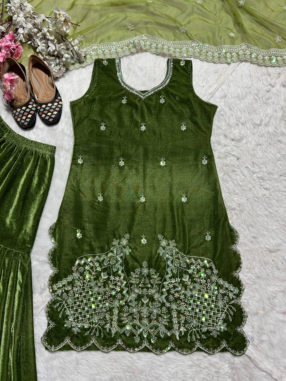 पार्टी वियर सुंदर सूट शरारा और दुपट्टा मोती हाथ के काम के साथ