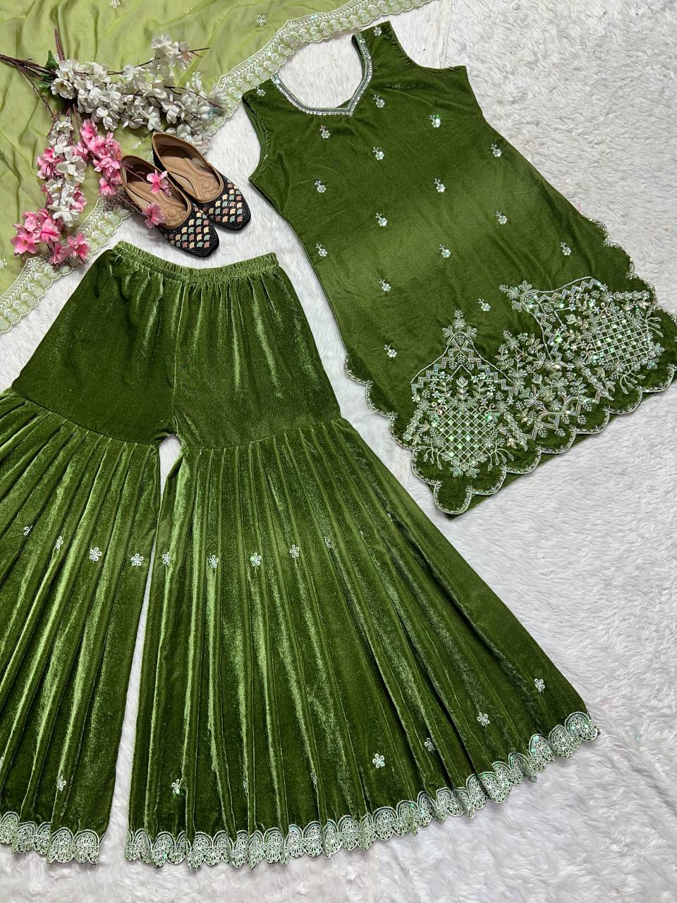 पार्टी वियर सुंदर सूट शरारा और दुपट्टा मोती हाथ के काम के साथ