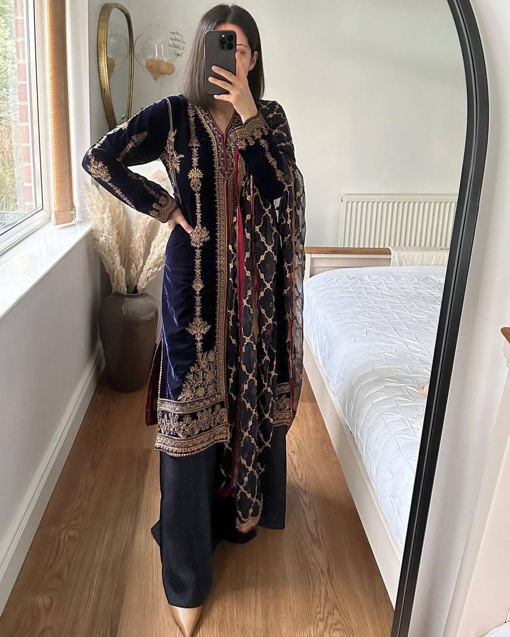 पार्टी वियर लुक डिज़ाइनर टॉप और बॉटम दुपट्टे के साथ