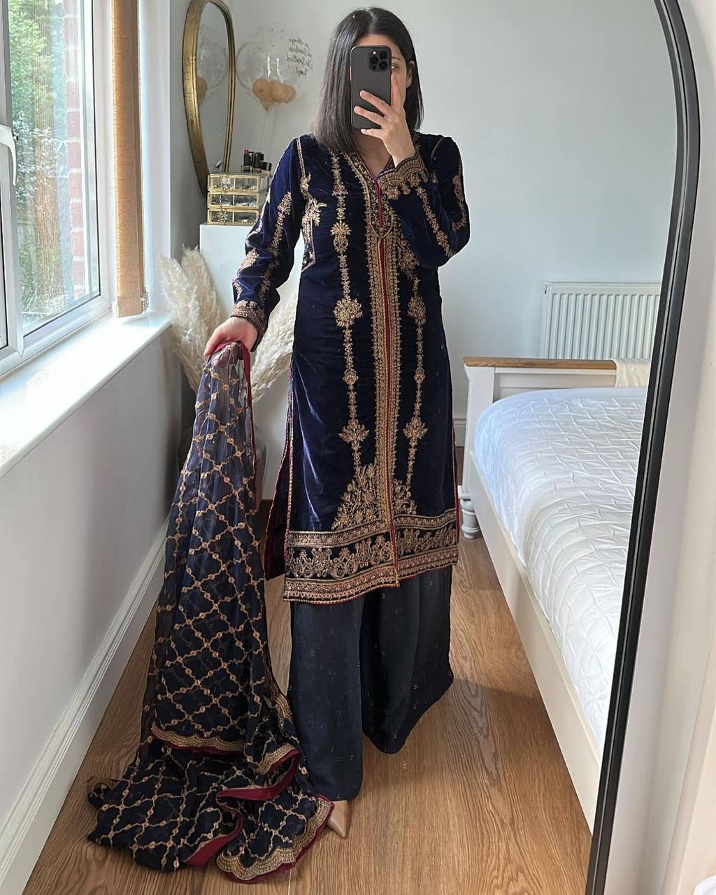 पार्टी वियर लुक डिज़ाइनर टॉप और बॉटम दुपट्टे के साथ