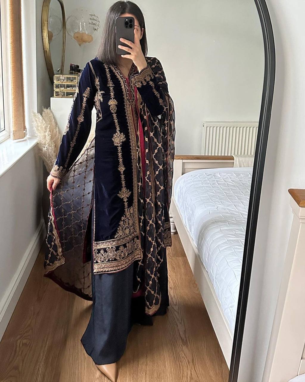 पार्टी वियर लुक डिज़ाइनर टॉप और बॉटम दुपट्टे के साथ