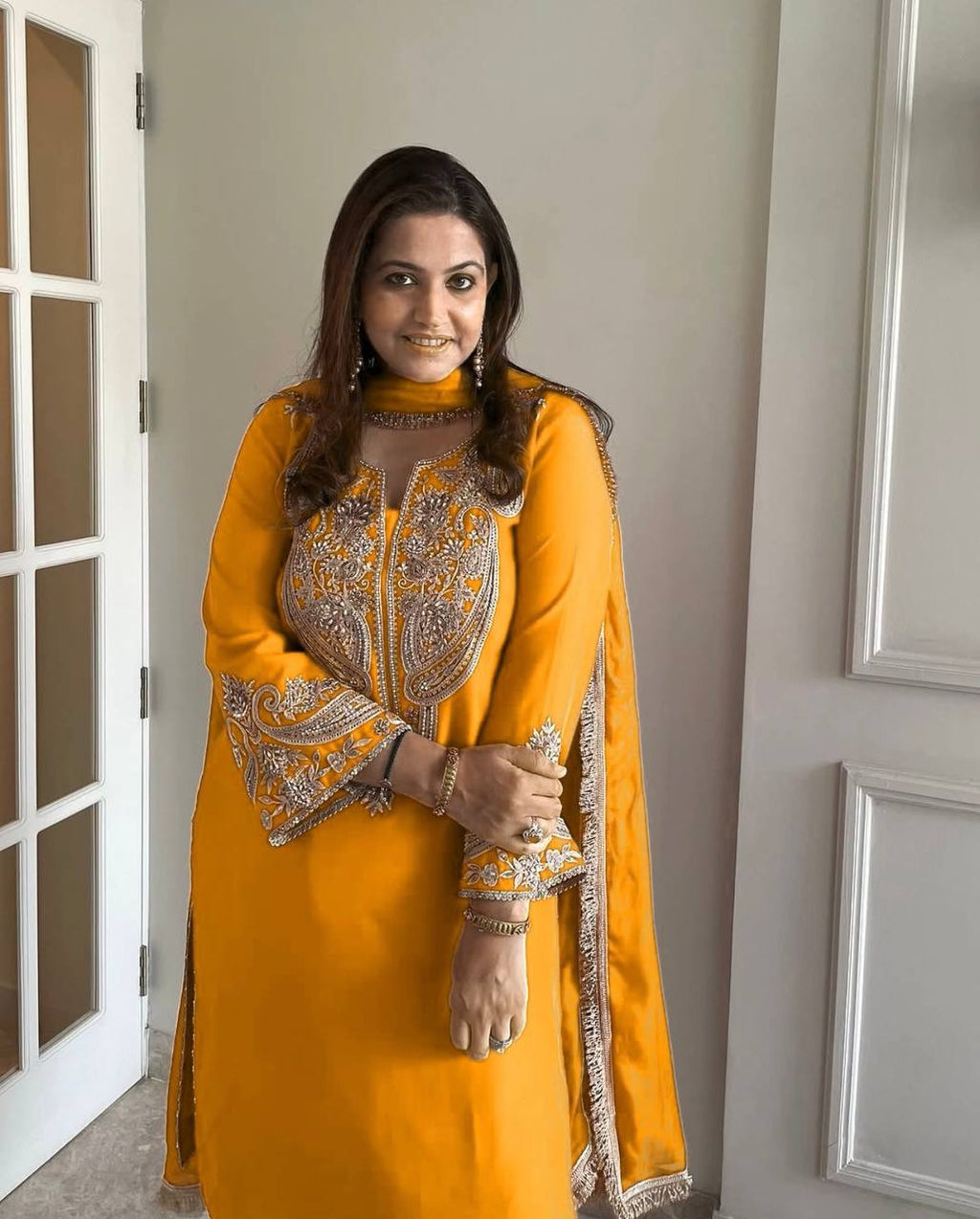 कढ़ाई अनुक्रम कार्य के साथ डिजाइनर टॉप-बॉटम और दुपट्टा