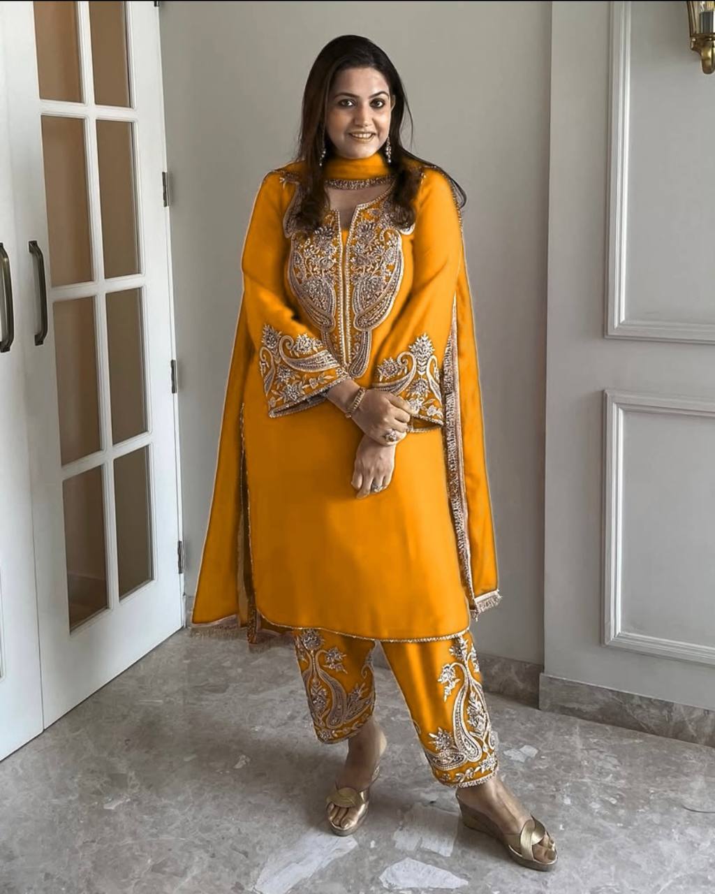 कढ़ाई अनुक्रम कार्य के साथ डिजाइनर टॉप-बॉटम और दुपट्टा