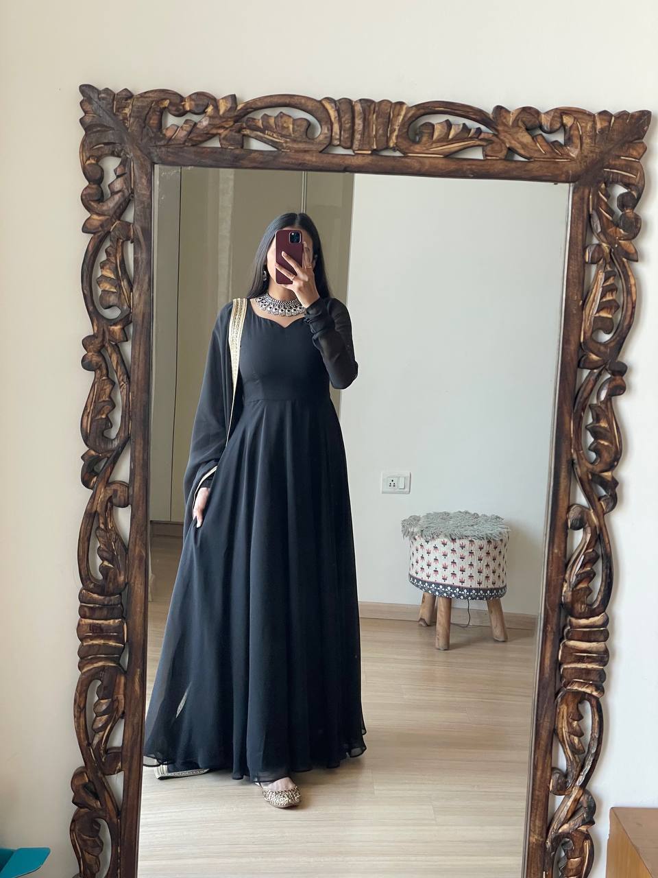 दुपट्टे के साथ पार्टी वियर खूबसूरत गाउन