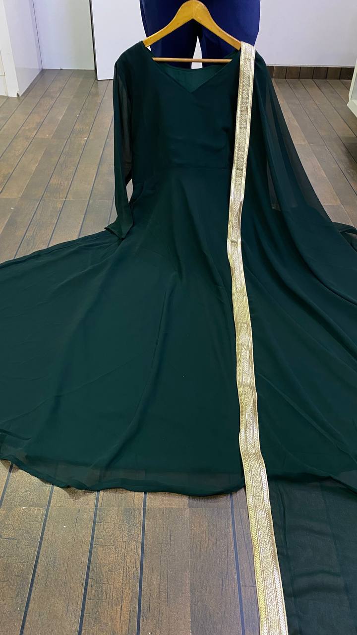 दुपट्टे के साथ पार्टी वियर खूबसूरत गाउन