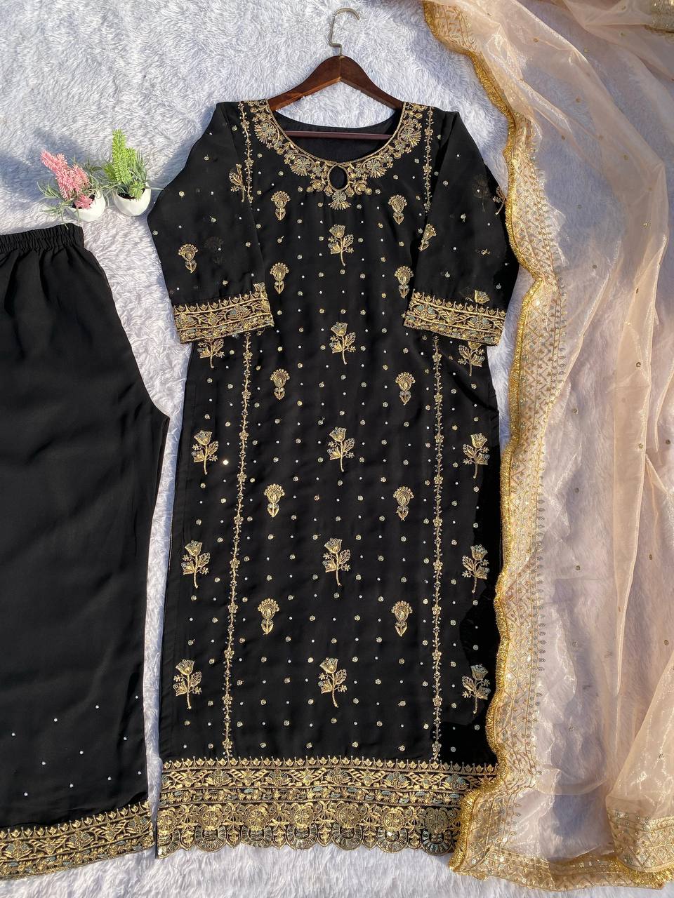 सुंदर दुपट्टे के साथ डिज़ाइनर पार्टी वियर टॉप और बॉटम