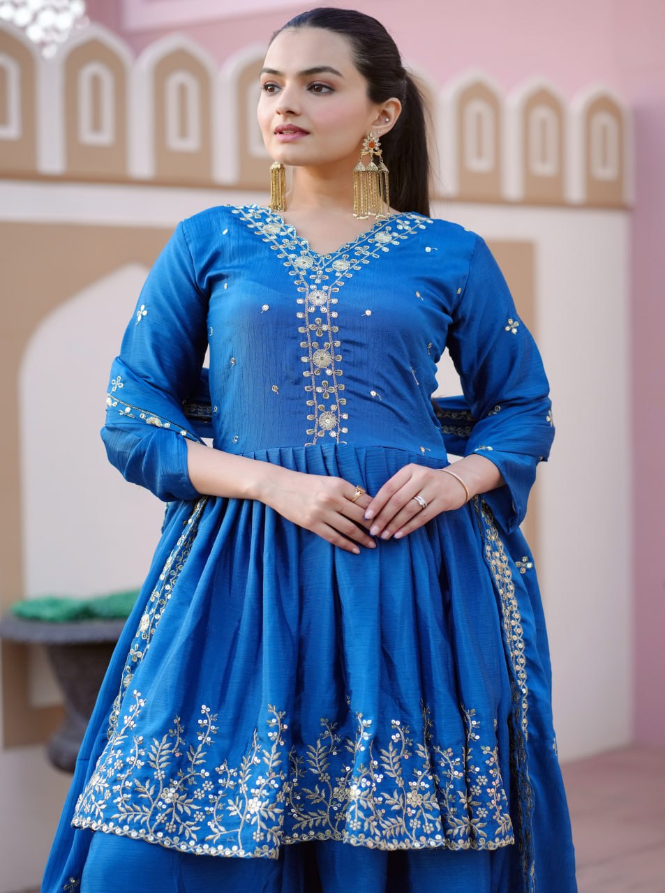 सीक्वेंस एम्ब्रॉयडरी वर्क वाला डिज़ाइनर पार्टी वियर शरारा सूट