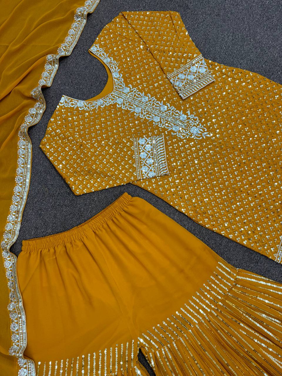 पार्टी वियर खूबसूरत टॉप - दुपट्टे के साथ शरारा