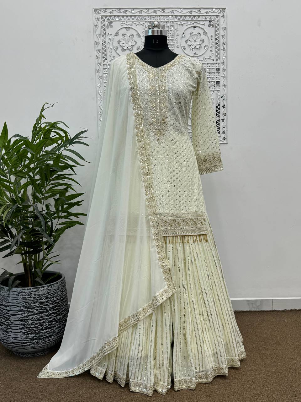 पार्टी वियर खूबसूरत टॉप - दुपट्टे के साथ शरारा