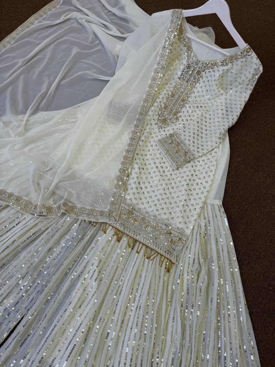 पार्टी वियर खूबसूरत टॉप - दुपट्टे के साथ शरारा