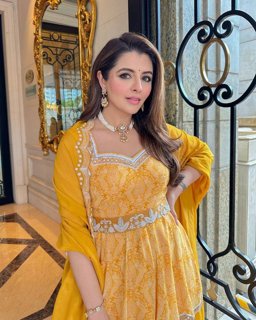 पार्टी वियर लुक डिज़ाइनर टॉप और बॉटम दुपट्टे के साथ