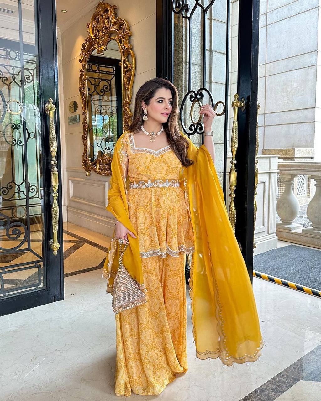 पार्टी वियर लुक डिज़ाइनर टॉप और बॉटम दुपट्टे के साथ