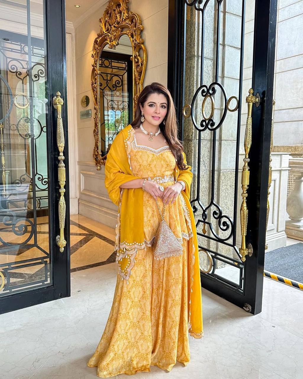 पार्टी वियर लुक डिज़ाइनर टॉप और बॉटम दुपट्टे के साथ