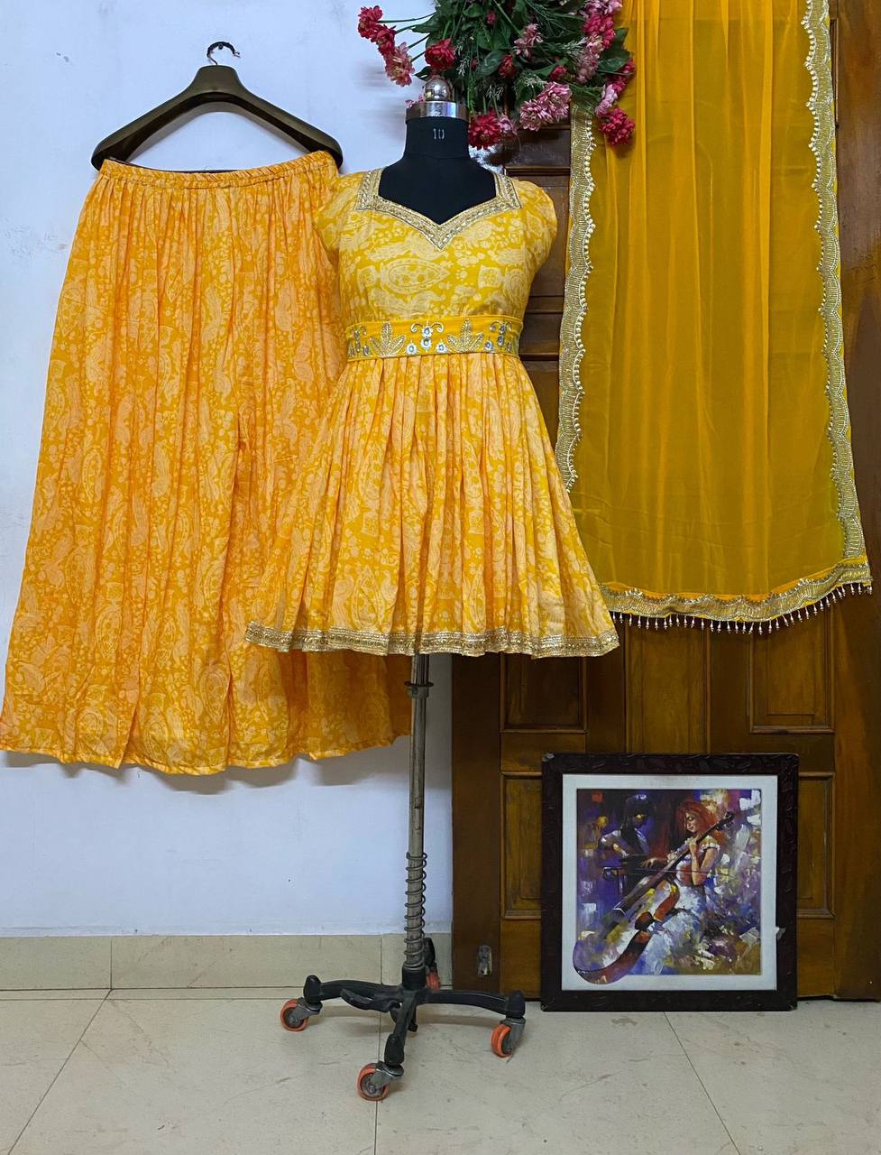 पार्टी वियर लुक डिज़ाइनर टॉप और बॉटम दुपट्टे के साथ