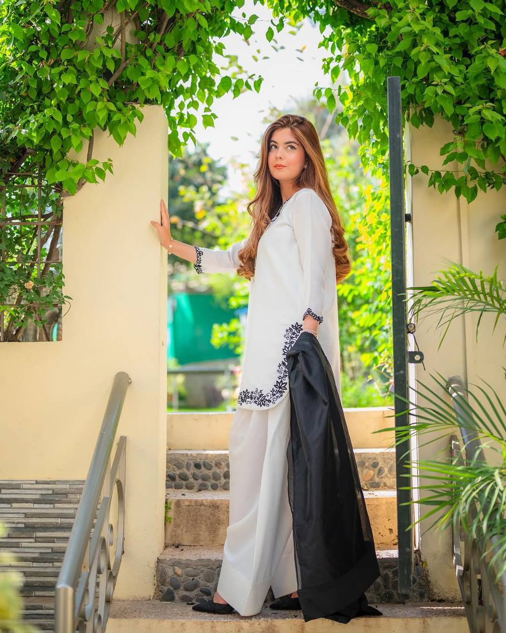 पार्टी में पहनने के लिए सुंदर टॉप और बॉटम दुपट्टे के साथ