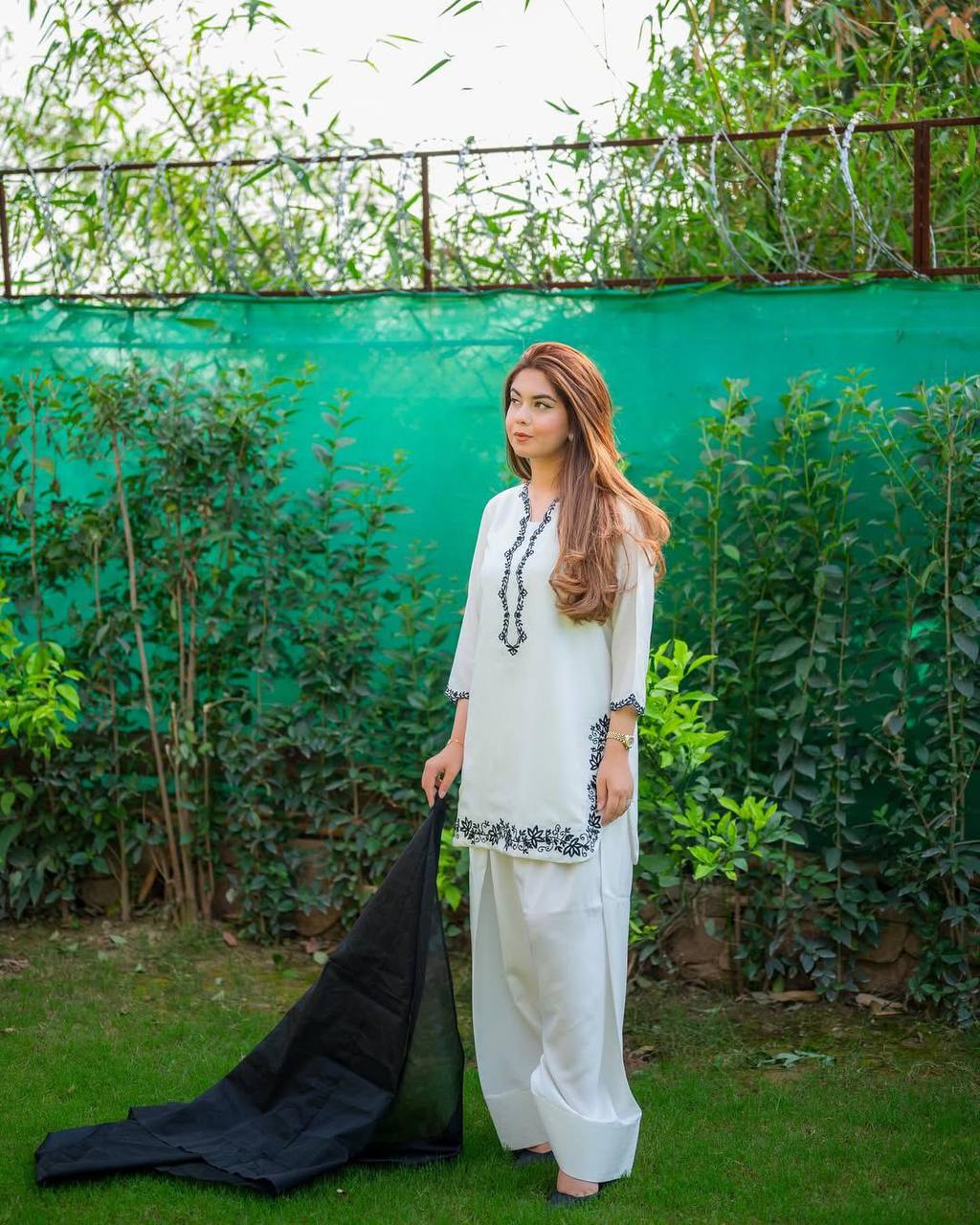 पार्टी में पहनने के लिए सुंदर टॉप और बॉटम दुपट्टे के साथ