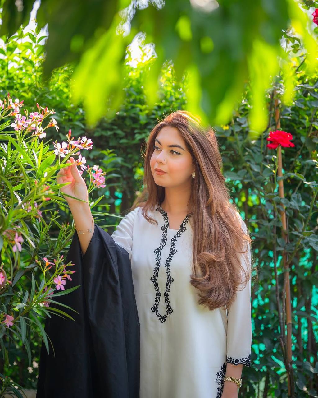 पार्टी में पहनने के लिए सुंदर टॉप और बॉटम दुपट्टे के साथ