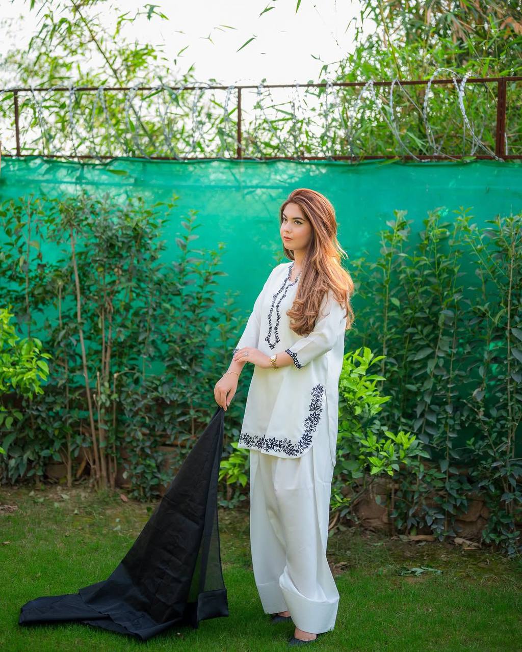 पार्टी में पहनने के लिए सुंदर टॉप और बॉटम दुपट्टे के साथ