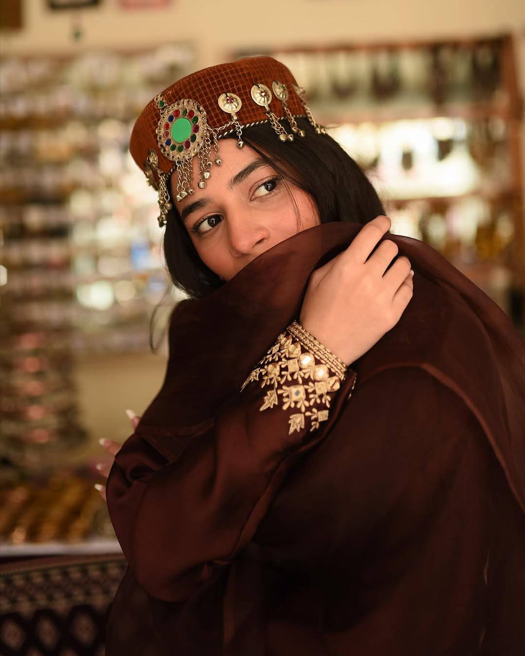 ज़री कढ़ाई के काम के साथ पार्टी वियर सुंदर सूट सेट