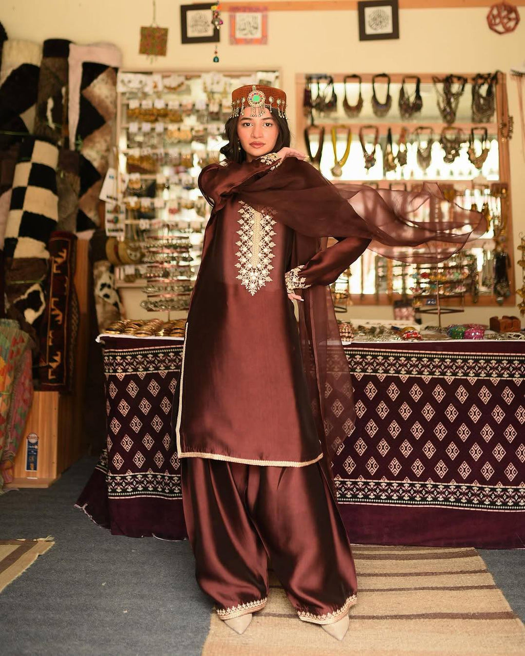 ज़री कढ़ाई के काम के साथ पार्टी वियर सुंदर सूट सेट