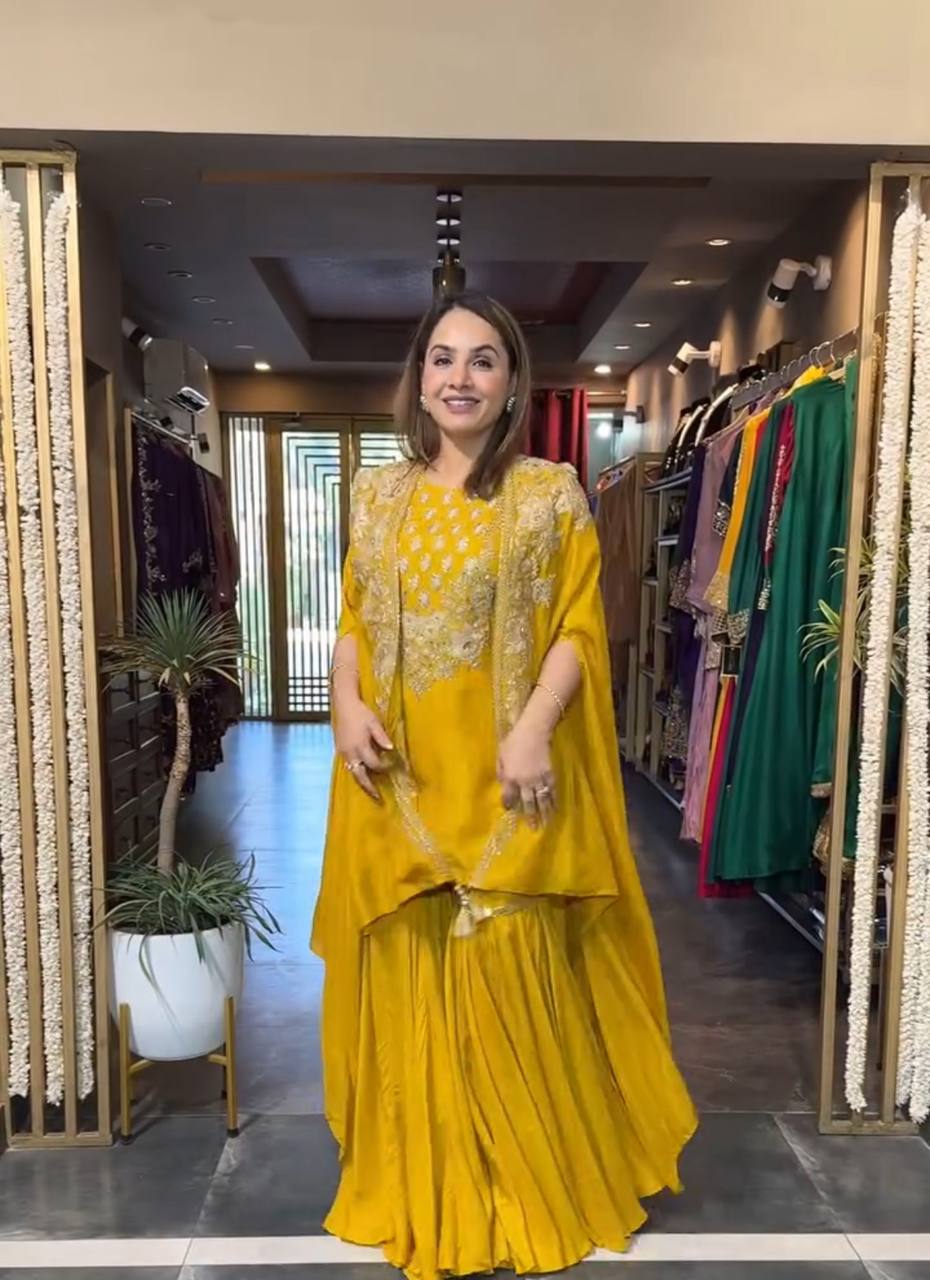 पार्टी वियर में खूबसूरत टॉप-बॉटम और श्रग लुक